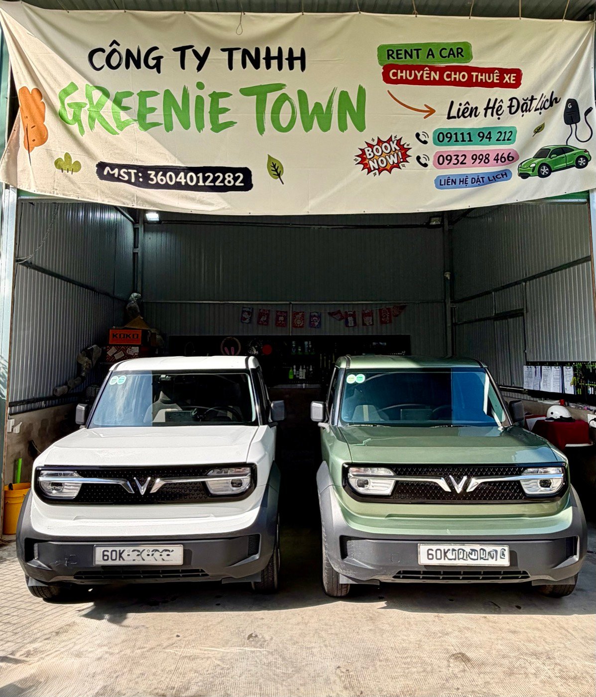 Hai chiếc VinFast VF3 đậu dưới bảng hiệu Greenie Town